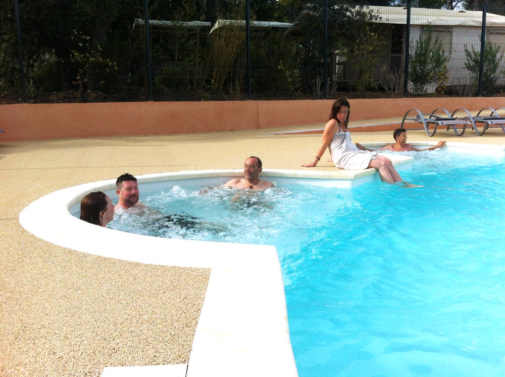 Camping Hyères verwarmd zwembad Jacuzzi Spa Solarium zwembaden