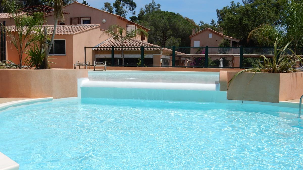 Waterpark zonneweide strand verwarmd zwembad Solarium