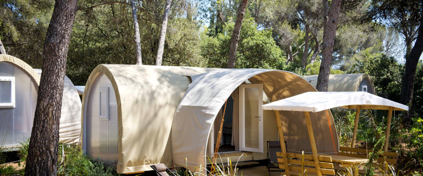 Camping Provence geïnstalleerde tenten op groene camping