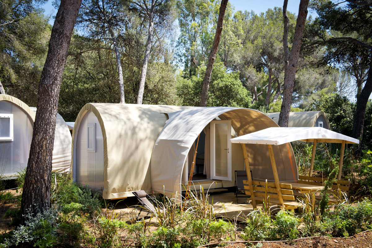 Camping Provence geïnstalleerde tenten op groene camping