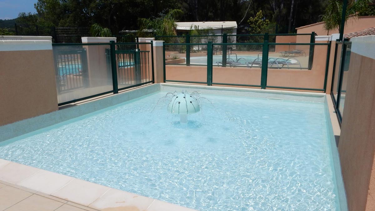 Verwarmd kinderzwembad Vakantie kinderen familie waterspelletjes