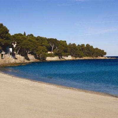 Het uitgestrekte strand van Le Lavandou