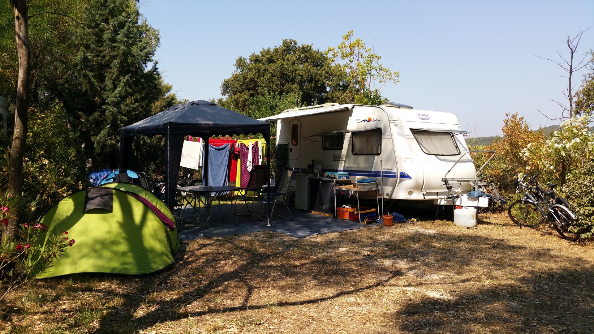 De ouders in de caravan, de tieners in de tent