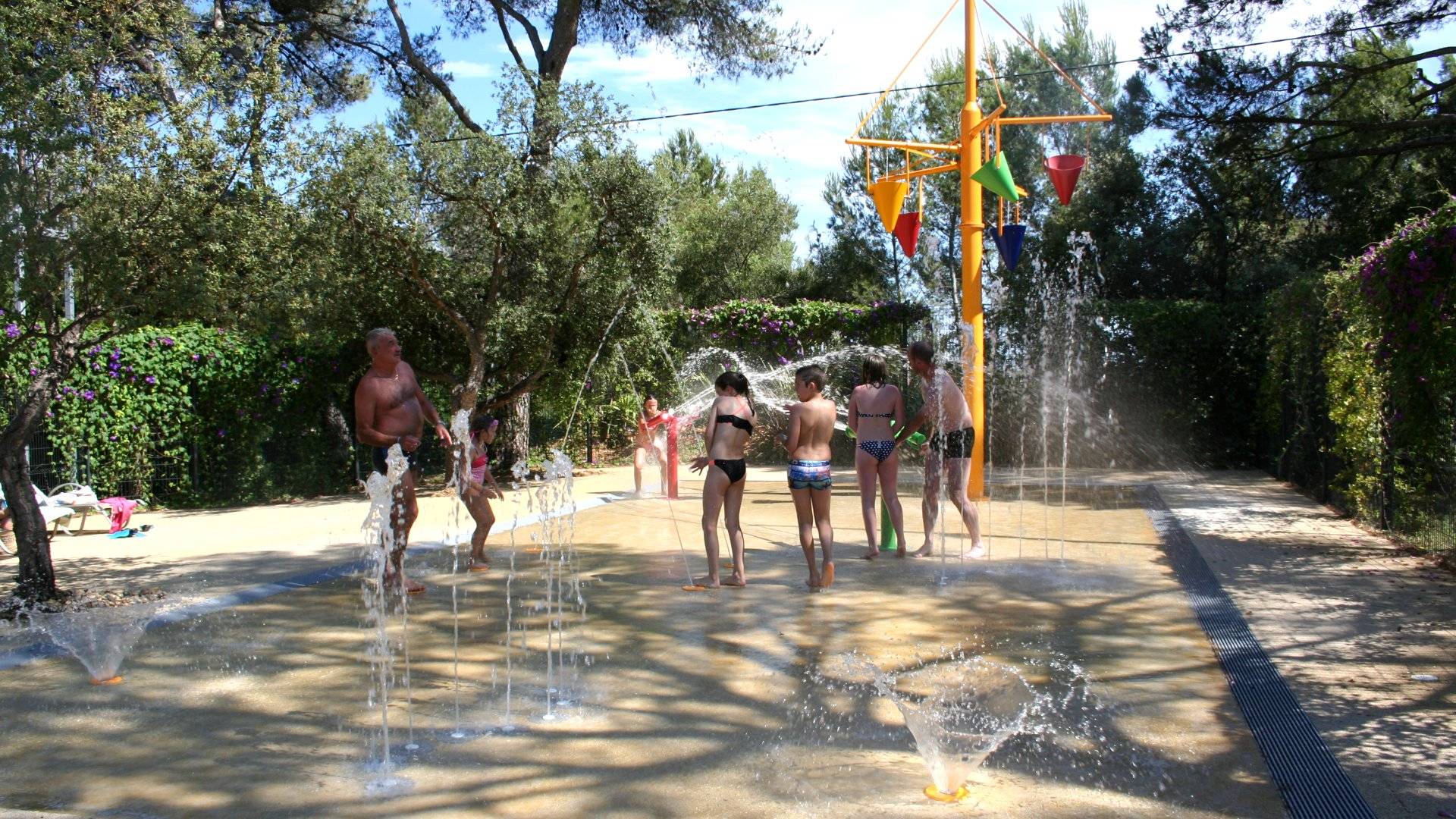 Camping gelegen tussen Hyères en La Londe met zwembaden en waterspelen