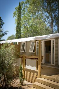 Een luxe stacaravan voor 6 personen met airco op een camping dicht bij het strand