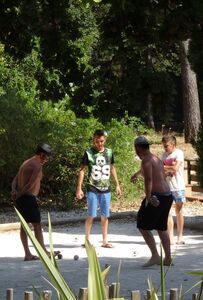 Jeu de boules en animatie op de camping in de natuur met het gezin