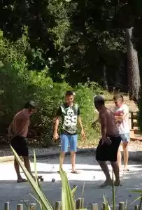 Jeu de boules en animatie op de camping in de natuur met het gezin