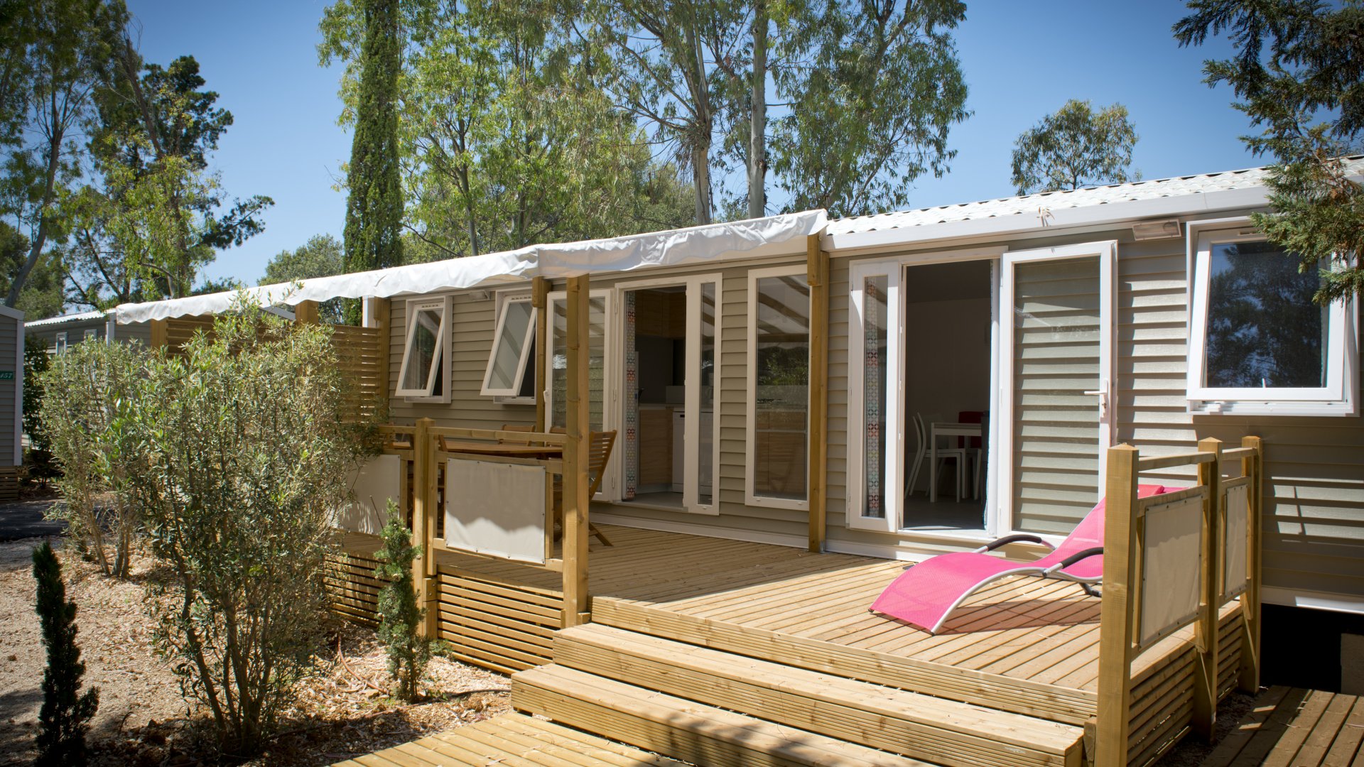Stacaravan deluxe met airco op 4 sterrencamping vlakbij zee in Zuid-Frankrijk