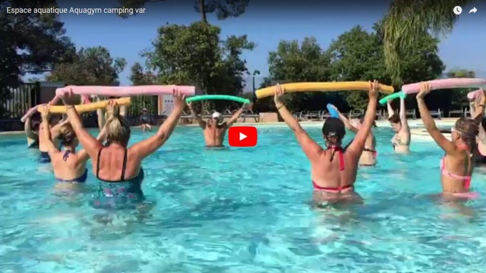 Aquagym in het watergebied van de camping