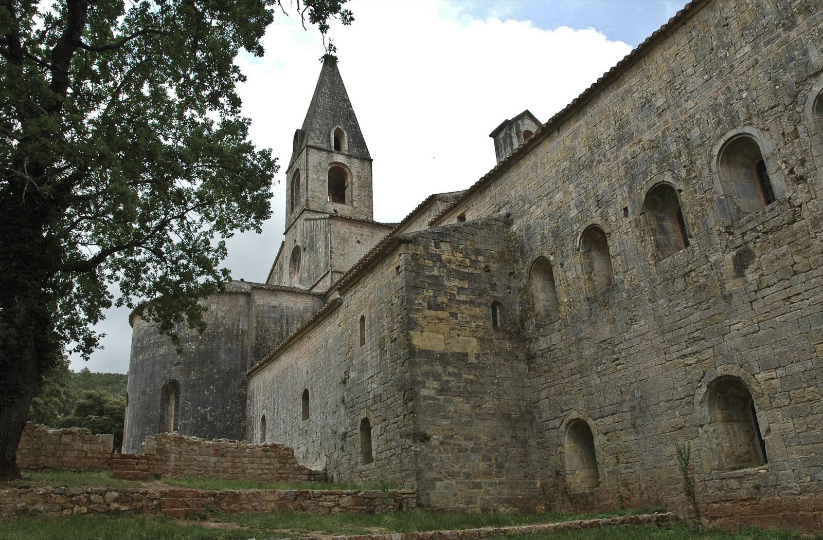 Extérieur_de_l&8217;abbatiale_cistercienne_du_Thoronet_(Var) [1600&215;1200]