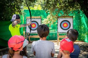 Camping Aan zee Animatie kinderen boogschieten sport