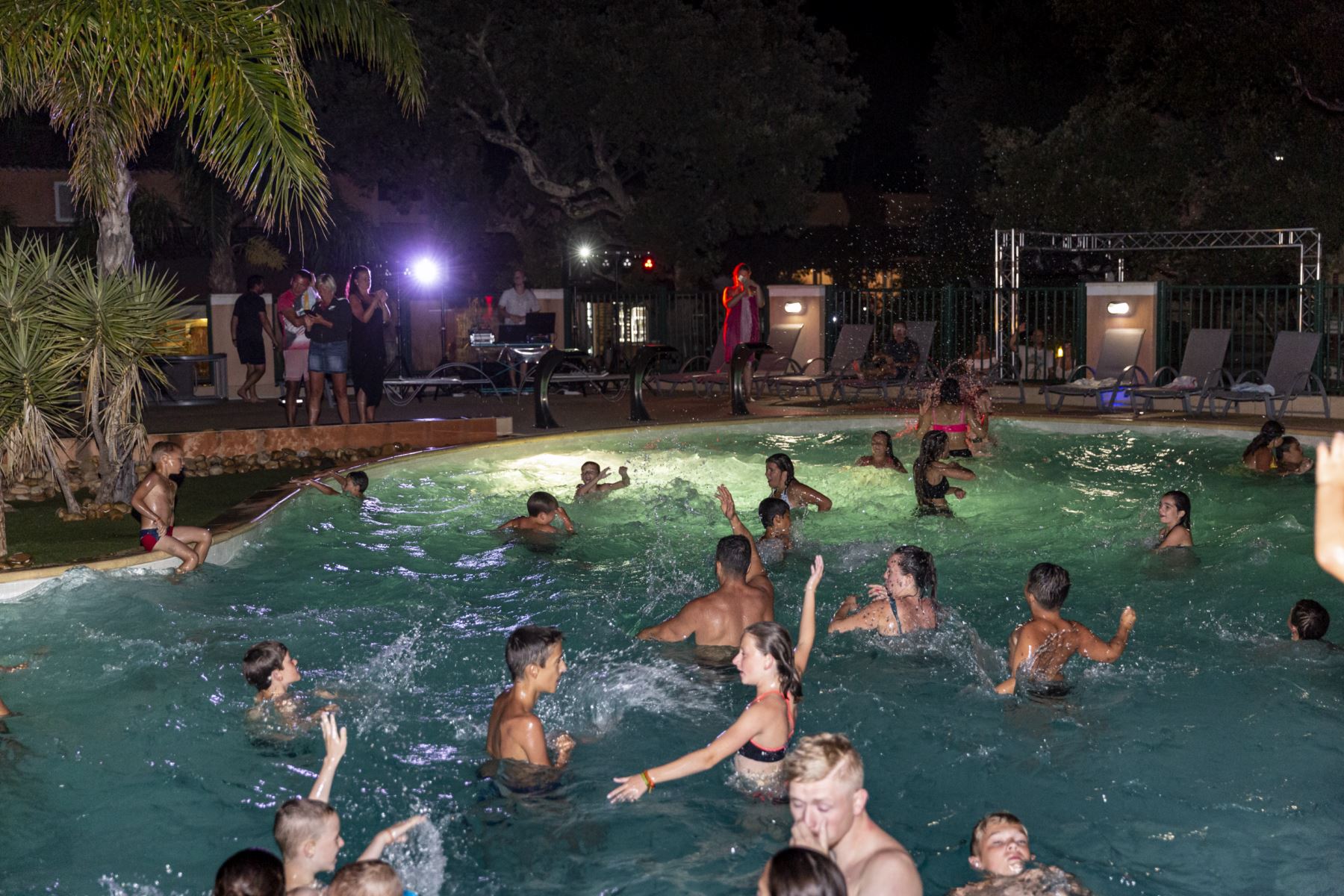 Franse Rivièra zwembad avond Animatie zwembad feest