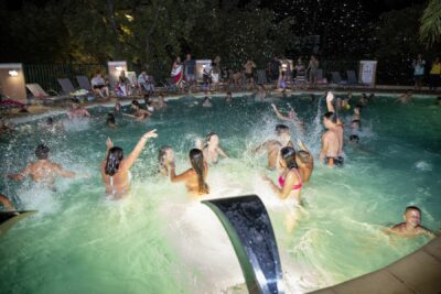 Camping La-Londe-les-Maures zwembad avond Animatie Pool party