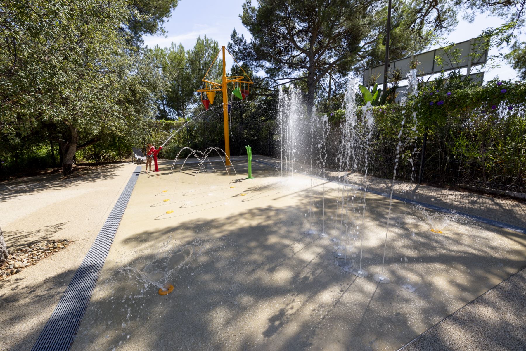 Waterpark zwembad waterspelletjes Animatie familie kinderen