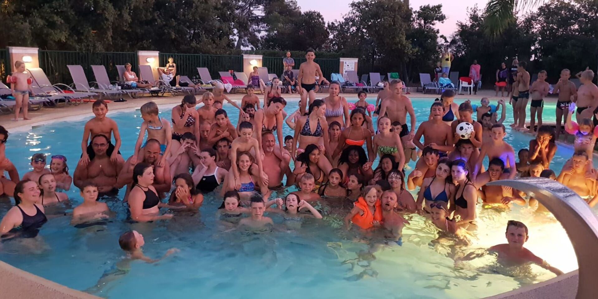 Avond zwembad pool party animatie familie en vrienden