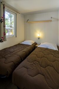 Slaapkamer met tweepersoonsbed in stacaravan Avantage® met simpel comfort voor een klein prijsje
