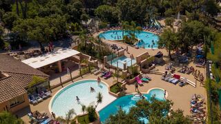 Het waterpark van de camping aan de Côte d’Azur vanuit de lucht gezien