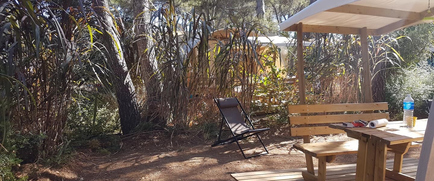 Camping Provence in geïnstaleerde tent in de natuur