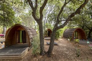 Camping pods hut met vrienden low budget vakantie