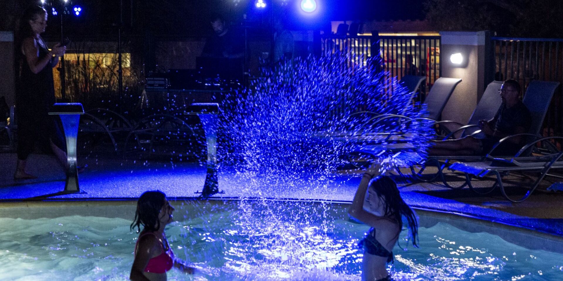 Verwarmde zwembaden met glijbanen en waterspelen voor het hele gezin