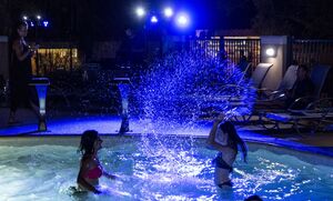 Verwarmde zwembaden met glijbanen en waterspelen voor het hele gezin