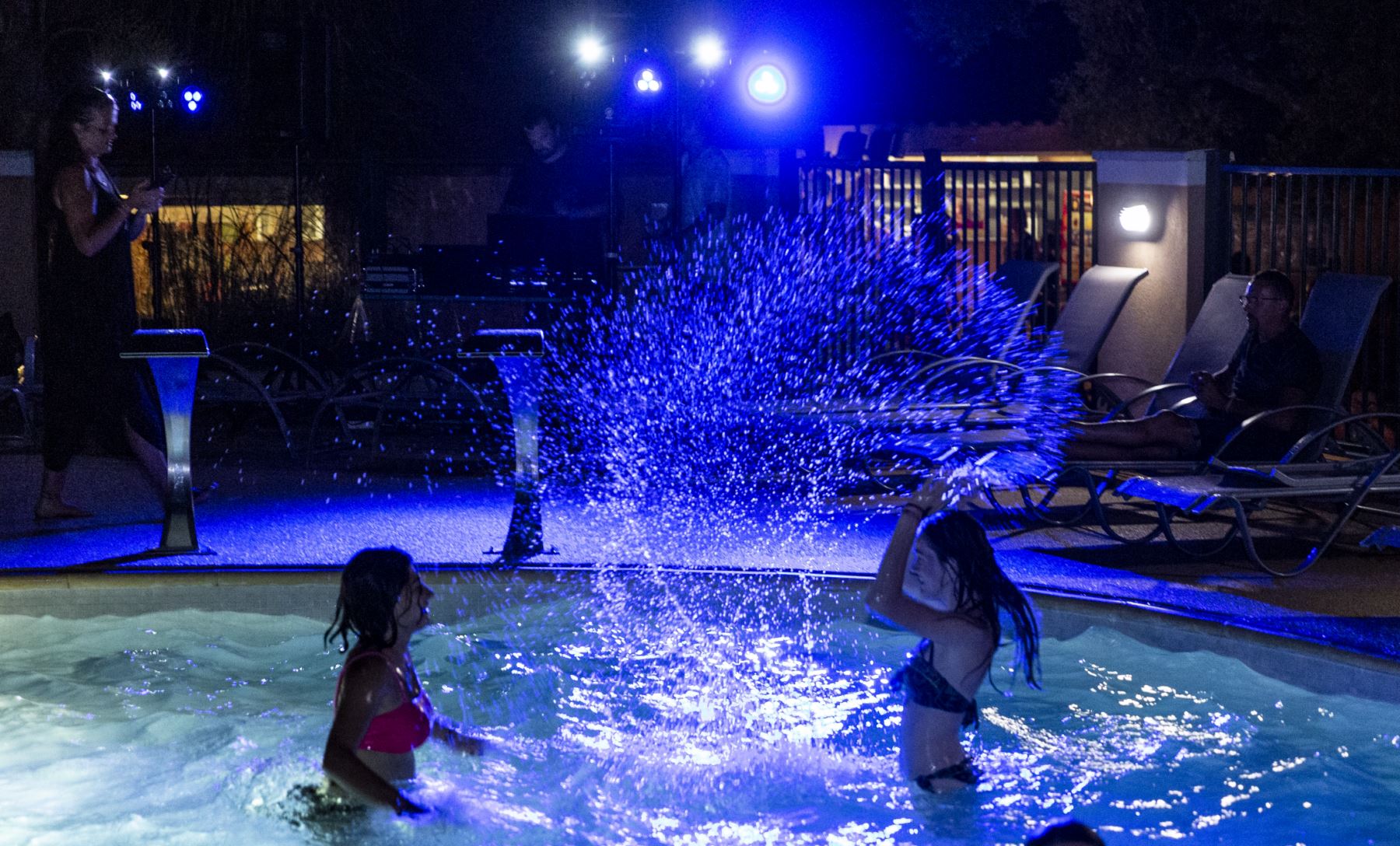 Verwarmde zwembaden met glijbanen en waterspelen voor het hele gezin