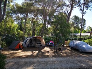 Staanplaats XXL voor een grote tent, grote camper of grote caravan in de Provence