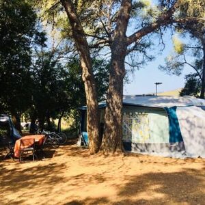Zeer ruime kampeerplaatsen op camping aan de Côte d’Azur