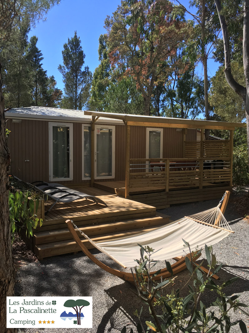 Relaxen in hangmat op camping in premium stacaravan