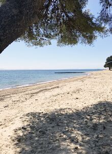 Schaduwrijk strand in de Provence, Zuid-Frankrijk