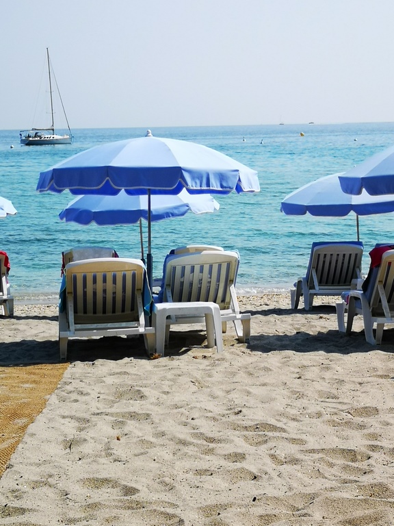 Location de matelas, parasols et pédalos sur la plage de Pramousquier