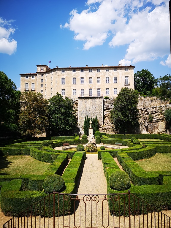 Uitzicht op het kasteel en het Entrecasteaux-park