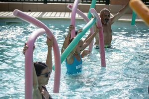 Familie camping animatie zwembad aquagym poolparty