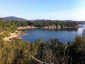 Baai voor de kust van Gien, nabij Hyères aan de Côtes d’Azur