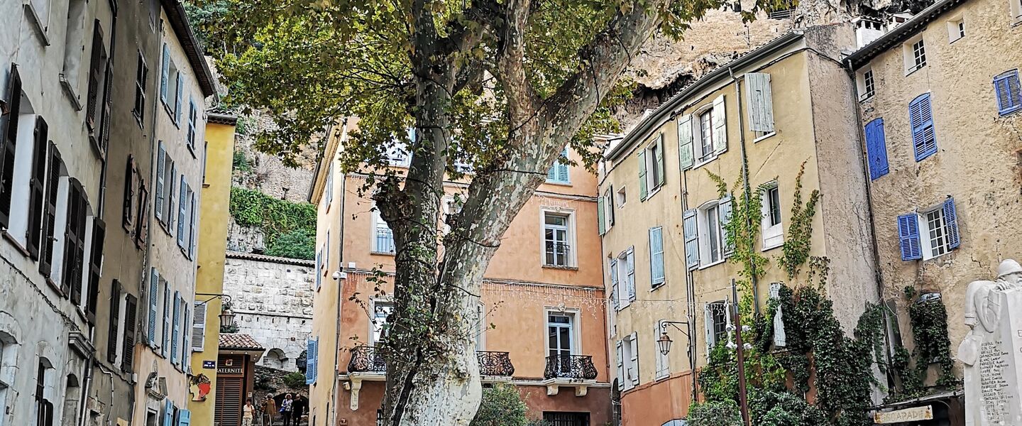 Provençaals dorpje Cotignac in de regio ‘Provence Verte’