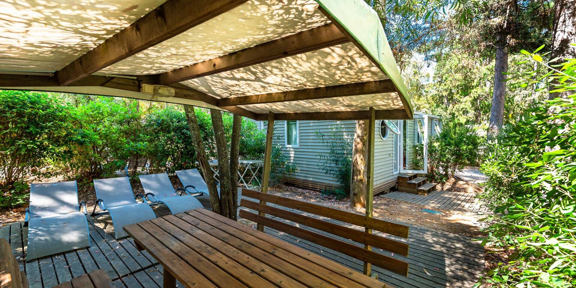 Schaduwrijke camping in de Provence