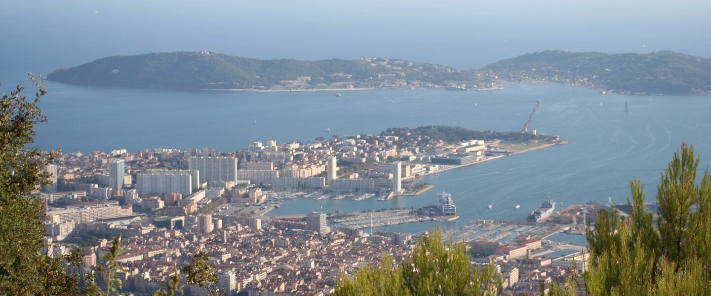 De baai van Toulon met de militaire haven