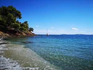 Een natuurlijk strand in de Provence nabij Hyères