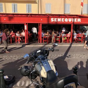 Cafés in de haven van Saint-Tropez