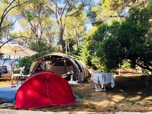 Staanplaats op boomrijke camping aan de Côte d’Azur