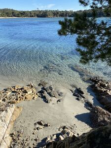 Natuurlijk strand in de Provence