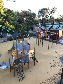 Nieuwe speeltuin voor de kinderen op 4-sterrencamping Les Jardins de La Pascalinette® aan de kust in de Provence.