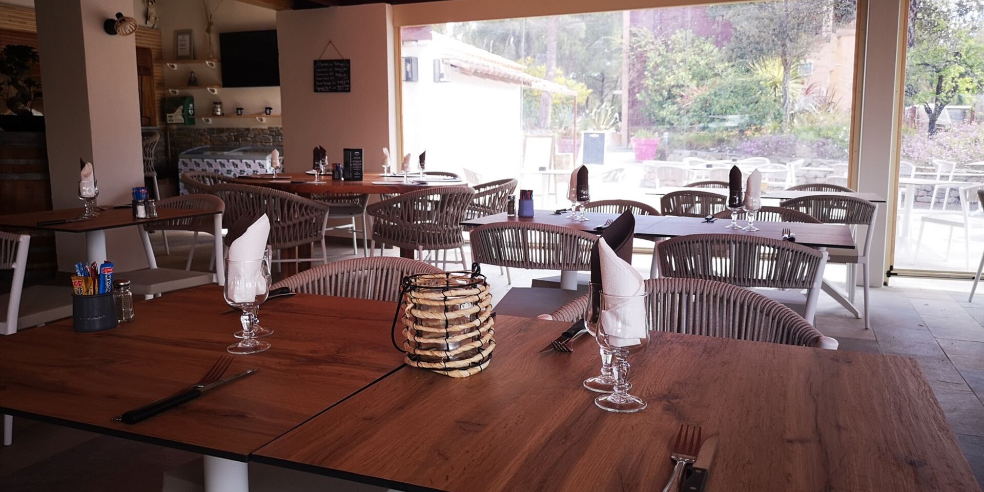 Restaurant bar lounge op camping aan zee in de Provence