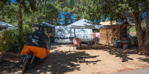 Staanplaats XXL op voordelige camping aan de Côte d’Azur voor caravan, tent en camper