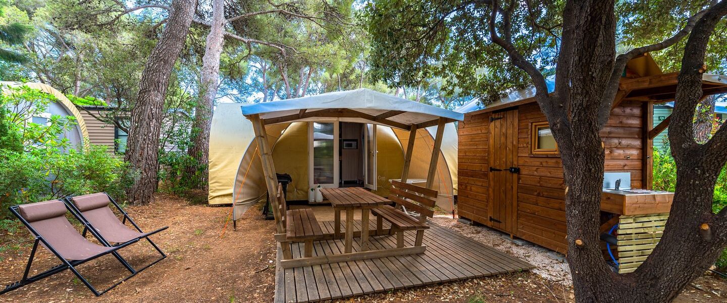 Vakantiehuisje met eigen sanitair op camping zwembaden Provence