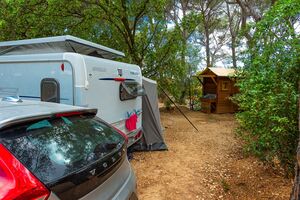 Plek voor een tent op camping aan de kust in de Provence