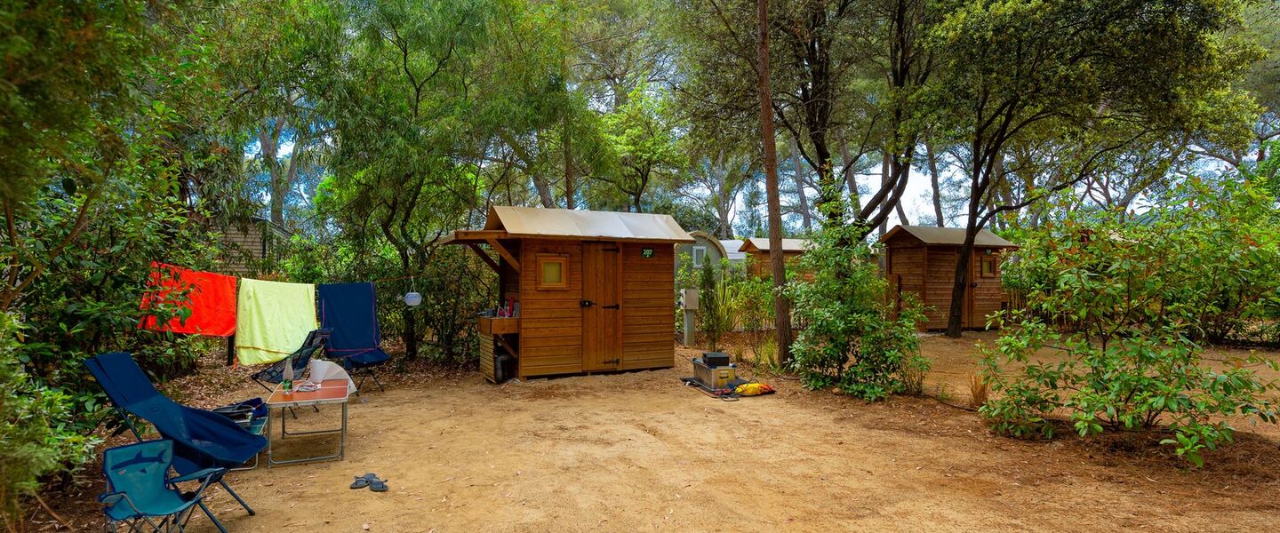 Staanplaats voor caravans, campers en tenten privé sanitair camping zwembad