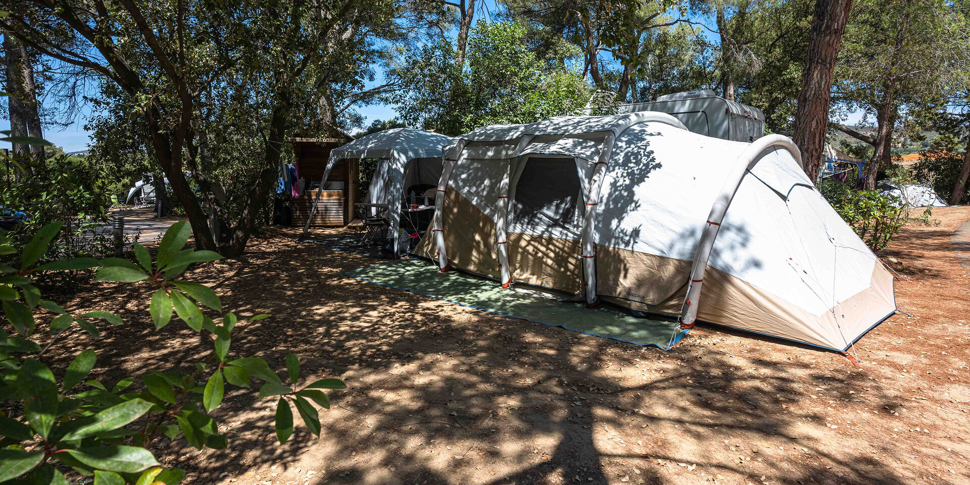 Staanplaats voor caravans, campers en tenten privé sanitair camping zwembad