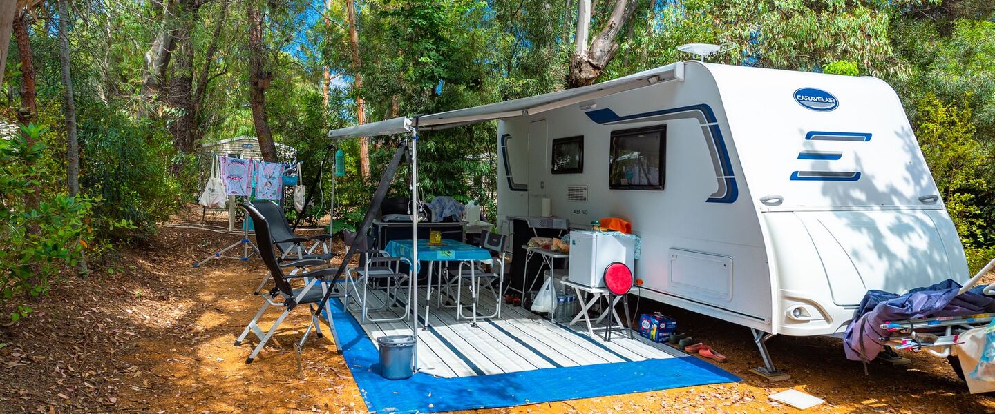 Staanplaats caravan op voordelige camping aan de kust van Zuid-Frankrijk