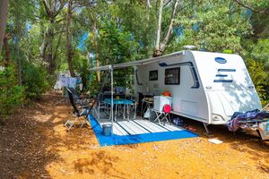 Staanplaats caravan op voordelige camping aan de kust van Zuid-Frankrijk